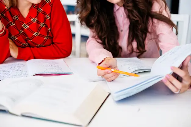 profesora enseñando a alumno