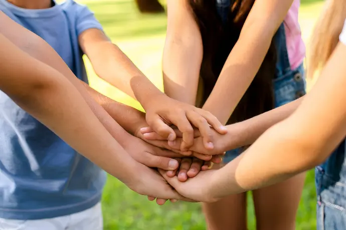 niños dándose la mano niños dándose la mano