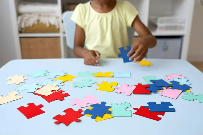 niña haciendo un puzzle niña haciendo un puzzle