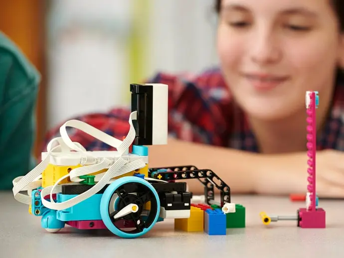 niños con robot pequeño