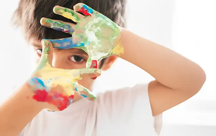 niño jugando con pintura
