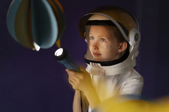 niños con traje de astronauta niños con traje de astronauta