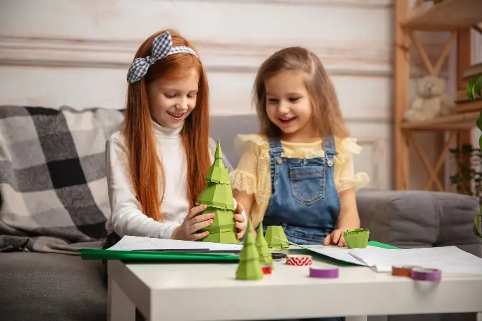 niñas jugando con papel reciclado niñas jugando con papel reciclado