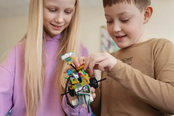 niños jugando con robot niños jugando con robot