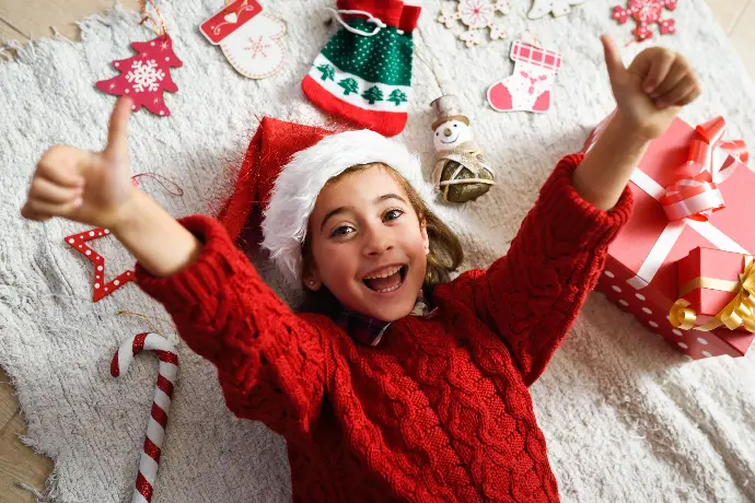 niña con pulgares arriba vestida de navidad niña con pulgares arriba vestida de navidad