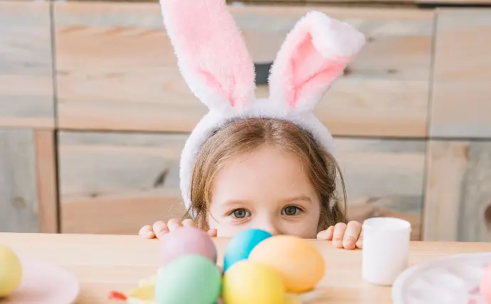 niña con huevos de pascua niña con huevos de pascua
